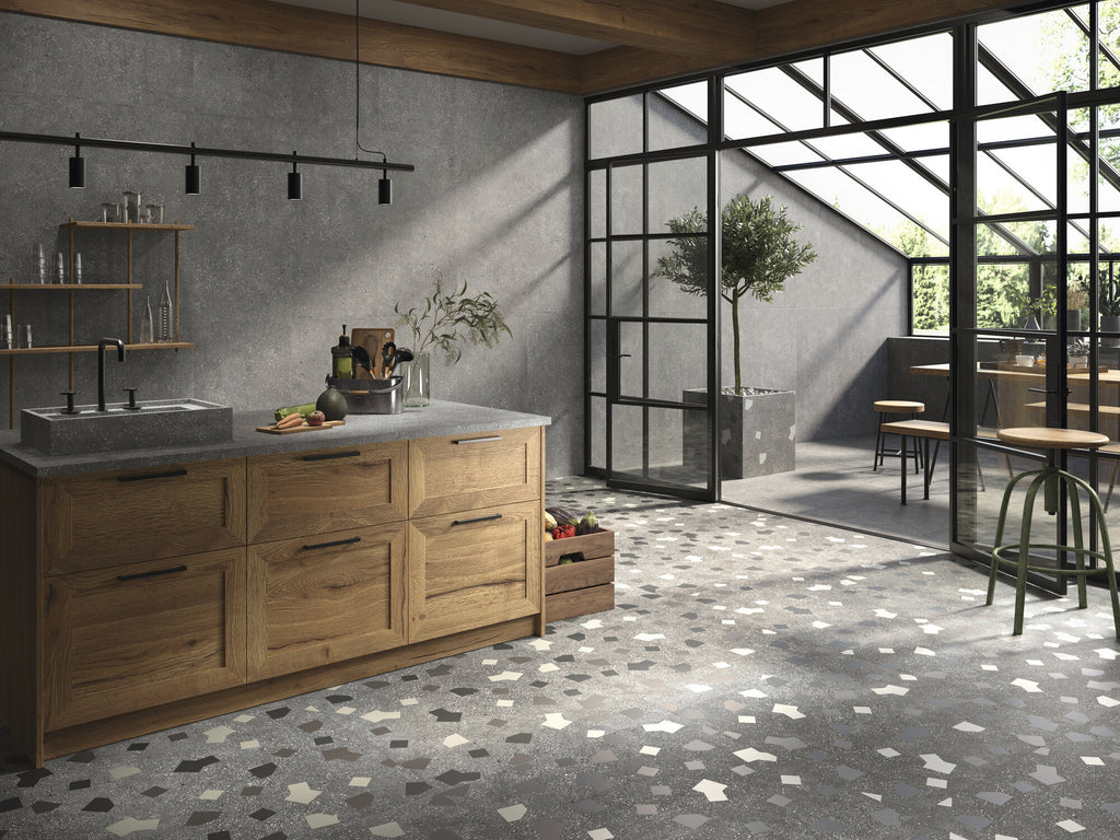 Ama Graphite (Anti-Slip) – 90 × 90 cm – Raumansicht